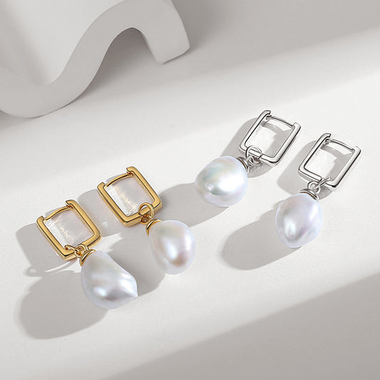 Elegantes pendientes de plata con perla barroca de forma única